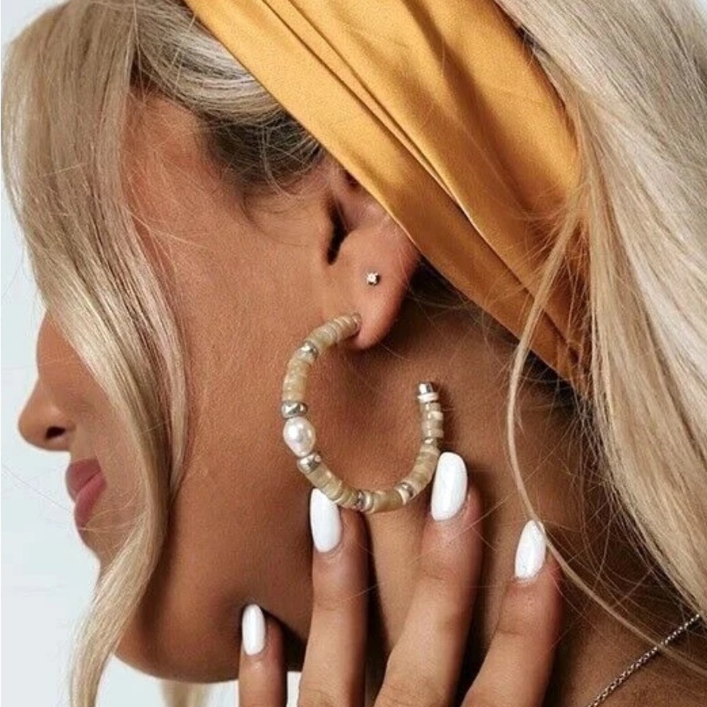 Kendra Scott Lila hoops in silver natural mix - Picture 3 of 7